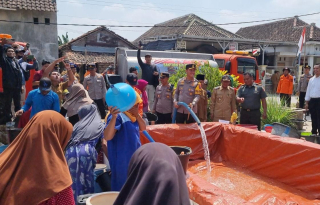 Polres Lamongan Salurkan 112 Ribu Liter Air Bersih Untuk Warga Terdampak Kemarau di 16 Desa 6 Kecama