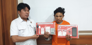 Satresnarkoba Polres Pelabuhan Tanjung Perak Ungkap Peredaran Narkotika Jenis Shabu dan Pil Ekstasi.