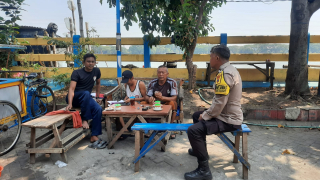 Bhabinkamtibmas Morokrembangan Laksanakan Giat Sambang untuk Jaga Kerukunan Menjelang Pilgub dan Pil