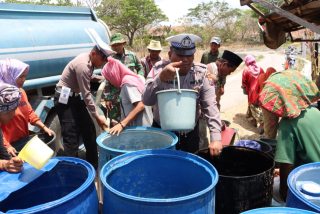 Gelar Baksos di Harlantas Bhayangkara ke – 69, Polres Bangkalan Droping 10 Tangki Air Bersih di 2 De
