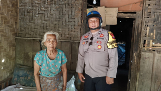 Polisi Peduli, Pak Bhabin Berbagi Sembako untuk Warga Kurang Mampu di Bondowoso