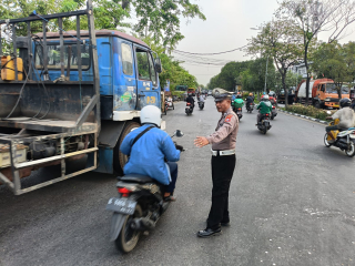 Polsek Krembangan Laksanakan Patroli dan Pengaturan Lalu Lintas di Jalan Demak