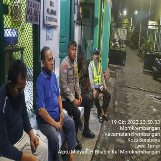 Bhabinkamtibmas Morokrembangan Lakukan Kontrol Pos Keamanan, Situasi Terpantau Kondusif