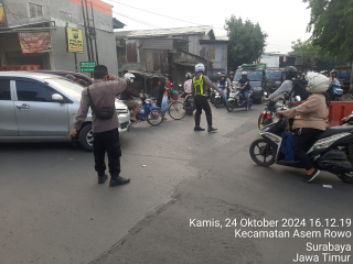 Polsek Krembangan Melaksanakan Pelayanan Masyarakat di Simpang Tiga Mbah Ratu