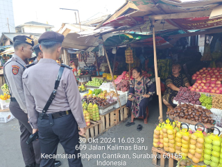 Patroli Dialogis Sat Samapta Polres Pelabuhan Tanjung Perak Ciptakan Kamtibmas Aman di Pasar Ujung