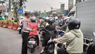 Polsek Krembangan Laksanakan Pengaturan Lalu Lintas di TL Mbah Ratu