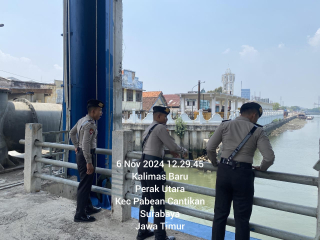 Sat Samapta Polres Pelabuhan Tanjung Perak Laksanakan Patroli Kota Presisi dan Pemantauan Debit Air di Rumah Pompa Kalimas