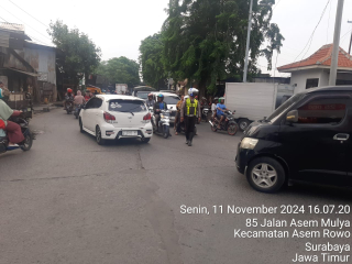 Polsek Asemrowo Laksanakan Pos Akhir Pengaturan Lalu Lintas di Persimpangan Rel KA Tambak Mayor