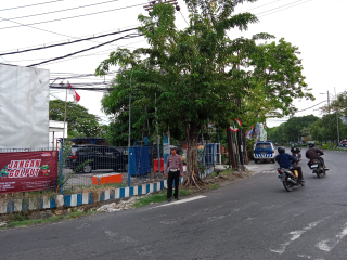 Polsek Krembangan Gelar Pos Akhir di Pertigaan Mbah Ratu Jalan Gresik, Arus Lalu Lintas Lancar