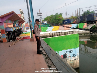 Polsek Asemrowo Laksanakan Pengecekan Debit Air di Rumah Air Pompa Balong II, Antisipasi Potensi Banjir