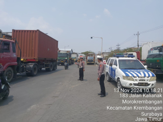 Polsek Krembangan Laksanakan Patroli Harkamtibmas di Seputaran Jalan Kalianak Timur dan SPBU Morokrembangan, Antisipasi Kemacetan dan Kecelakaan