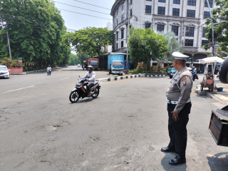 Polsek Asemrowo Sosialisasikan Penerimaan Bakomsus Polri T.A 2025 dan Program Ketahanan Pangan kepada Warga