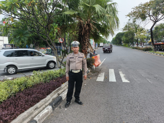 Polsek Krembangan Laksanakan Patroli Pelayanan Masyarakat dan Pemantauan Arus Lalu Lintas di Simpang Tiga Mbah Ratu
