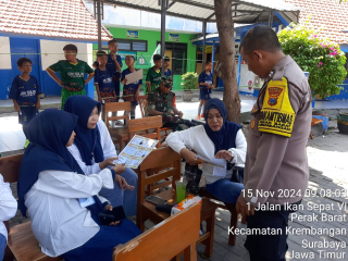Aiptu Wiji Supriyadi Bersama Babinsa Sosialisasikan Program Pemerintah di SMP Hangtuah 4 Perak Barat