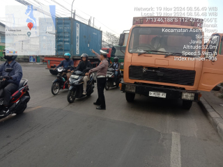 Polsek Krembangan Laksanakan Pengaturan Lalu Lintas di Jalan Kalianak Terkait Truk Mogok