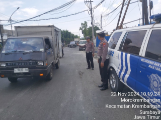 Patroli Polsek Krembangan di Jalan Gresik, Antisipasi Kemacetan dan Laka Lantas