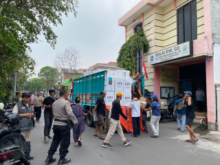 Polsek Krembangan Pantau Pendistribusian Kotak dan Bilik Suara di Kelurahan Dupak