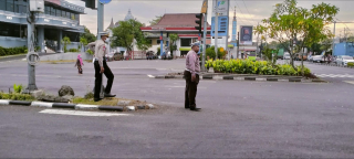 Personil Polsek Krembangan Laksanakan Protap Sore di TL Mbah Ratu