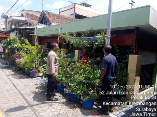 Bhabinkamtibmas Morokrembangan Pantau Pelayanan IKD di Gadukan Utara