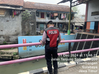 Sat Samapta Polres Pelabuhan Tanjung Perak Laksanakan Patroli Pengecekan Debit Air untuk Antisipasi Banjir