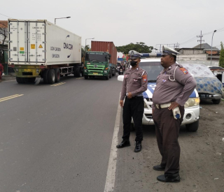 Polsek Krembangan Laksanakan Patroli Antisipasi Kepadatan Volume Kendaraan di SPBU Jalan Kalianak