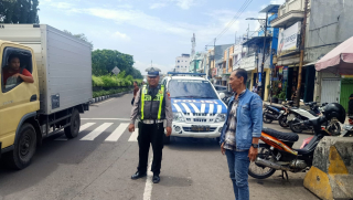 Personel Polsek Semampir Lakukan Patroli Harkamtibmas di Depan Pintu Masuk Ampel