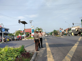Patroli Pelayanan Pagi di Simpang Tiga Mbah Ratu oleh Personil Polsek Krembangan
