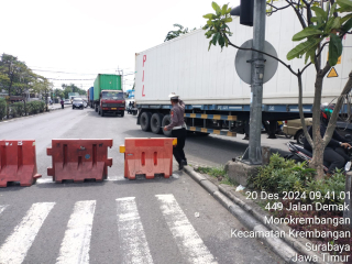 Polsek Krembangan Lakukan Pengalihan Arus di Jalan Demak Selatan