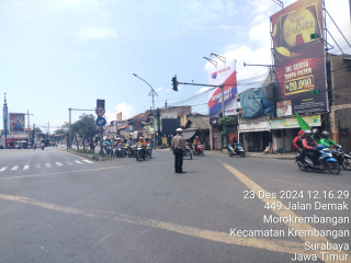 Polsek Krembangan Laksanakan Pengamanan Jalur dan Pengaturan Lalu Lintas di Simpang Tiga Mbah Ratu