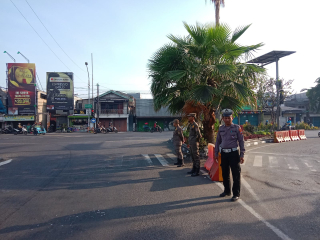 Personil Polsek Melaksanakan Giat Pos Awal Antisipasi Kemacetan di Jalan Gresik