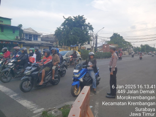 Personil Polsek Krembangan Pantau Pos Akhir di Pertigaan Mbah Ratu untuk Antisipasi Kemacetan