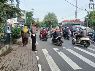 Personil Polsek Semampir Melaksanakan Pengaturan Lalu Lintas Pagi di Simpang Empat Karang Tembok
