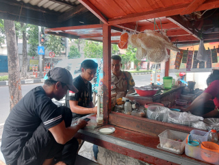 Bhabinkamtibmas Kelurahan Ujung Ajak Warga Dukung Keamanan dan Program Pemerintah