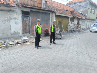 Patroli Harkamtibmas Polsek Semampir di Jalan Petukangan Ampel
