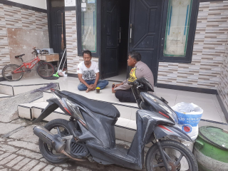 Bhabinkamtibmas Morokrembangan Koordinasikan Normalisasi Sungai dengan Warga RT 09