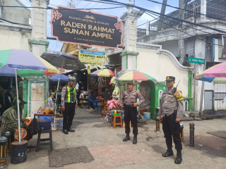 Patroli Pemantauan di Depan Pintu Masuk Wisata Religi Sunan Ampel