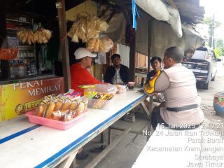 Personil Bhabinkamtibmas Polsek Krembangan Laksanakan Sambang ke Warga