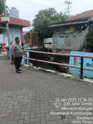 Patroli Pengecekan Debit Air di Sungai Jalan Tanjung Sadari oleh Polsek Krembangan