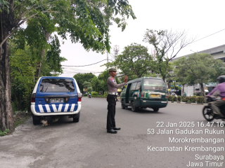 Polsek Krembangan Lakukan Pengaturan Lalu Lintas di Simpang Mbah Ratu