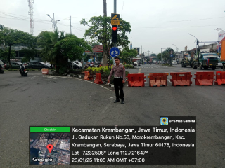 Polsek Krembangan Lakukan Pengaturan Arus Lalu Lintas di Simpang Tiga Mbah Ratu