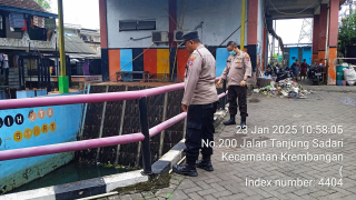 Polsek Krembangan Lakukan Patroli Pengecekan Debit Air di Sungai Jalan Tanjung Sadari