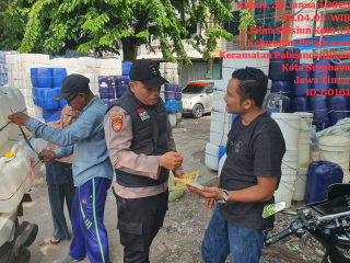Polres Pelabuhan Tanjung Perak Sosialisasikan Program SPKT Door to Door di Jalan Stadiun Kota