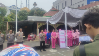 Bhayangkari dan Yayasan Kemala Bhayangkari Polres Pelabuhan Tanjung Perak Berbagi di Jumat Berkah