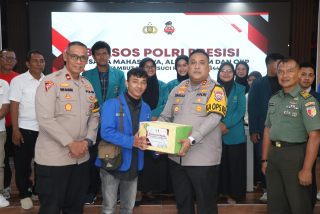 Kapolres Pelabuhan Tanjung Perak Gelar Bakti Sosial Sambut Ramadan Bersama Mahasiswa dan OKP di Surabaya