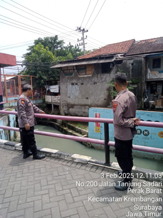 Polsek Krembangan Laksanakan Pengecekan Debit Air di Jalan Tanjung Sadari