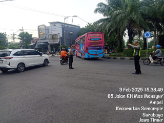 Polsek Semampir Laksanakan Pos Lalin Sore di Bundaran Hangtuah