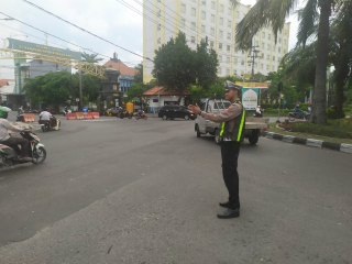 Polsek Semampir Laksanakan Pengaturan Arus Lalu Lintas di Pos Akhir Bundaran Hangtuah