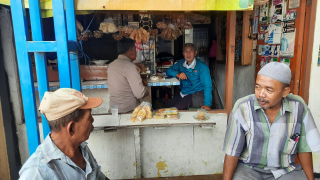 Bhabinkamtibmas Morokrembangan Koordinasi dengan Kelurahan Terkait Pendataan Warga Terdampak Normalisasi