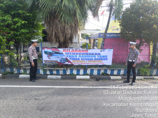 Personil Polsek Krembangan Pasang Banner Himbauan Operasi Keselamatan Semeru 2025