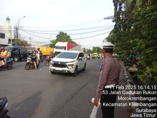 Personil Polsek Krembangan Laksanakan Pos Akhir di TL Mbah Ratu untuk Antisipasi Kemacetan